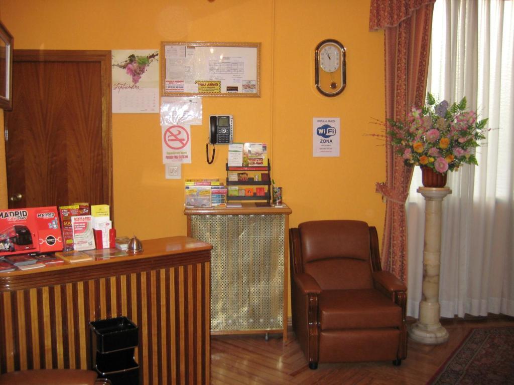 Hostal La Selecta Madrid Exteriör bild